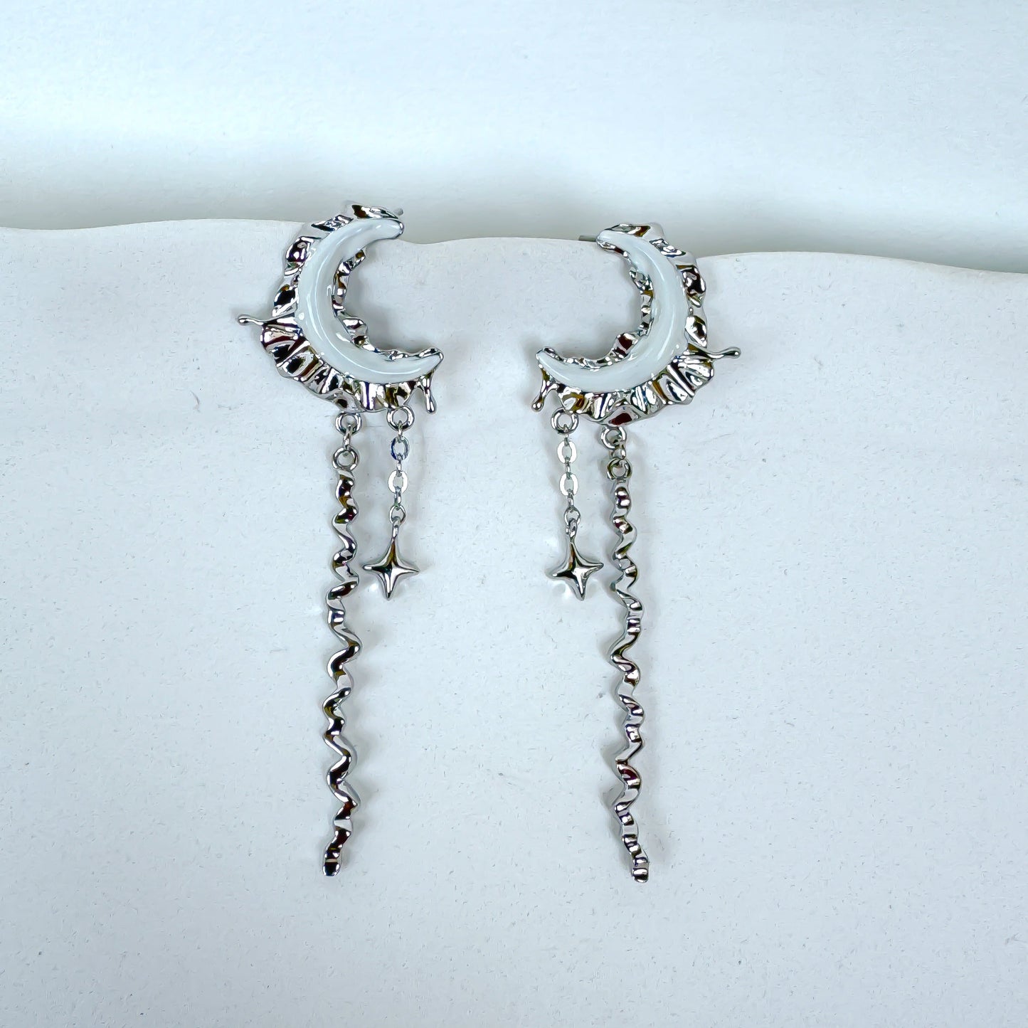 WHITE MOON EARRING