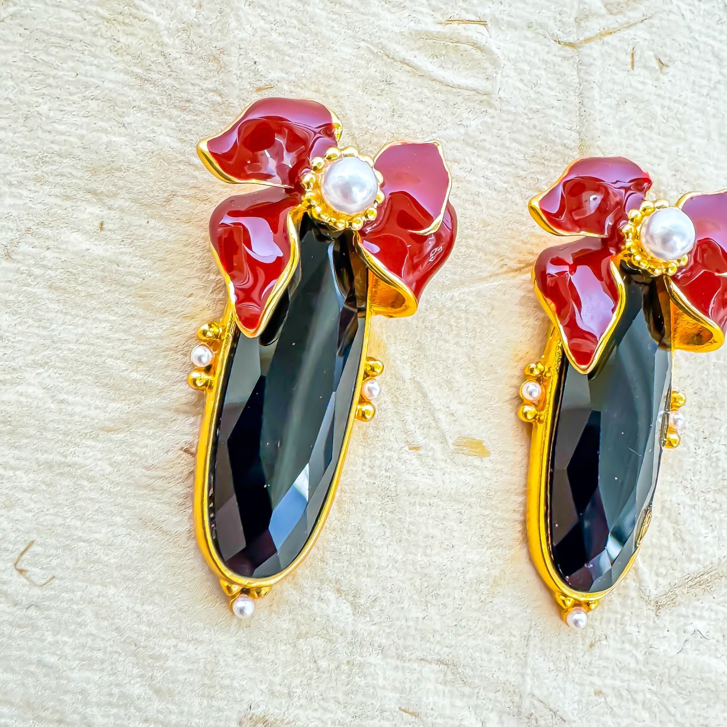 BLACK BEAD BOW EARRING