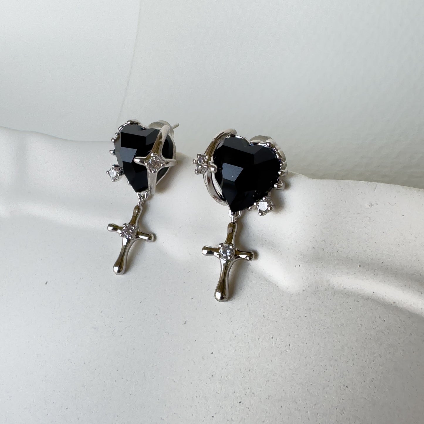 BLACK HEART EARRING
