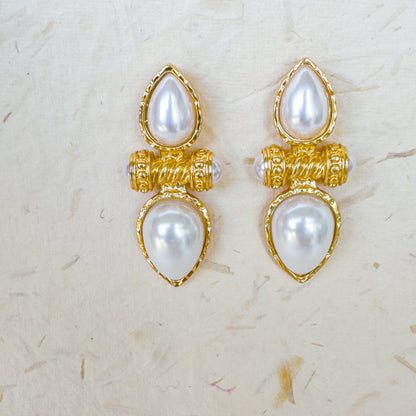 STATEMENT PEARL EARRING