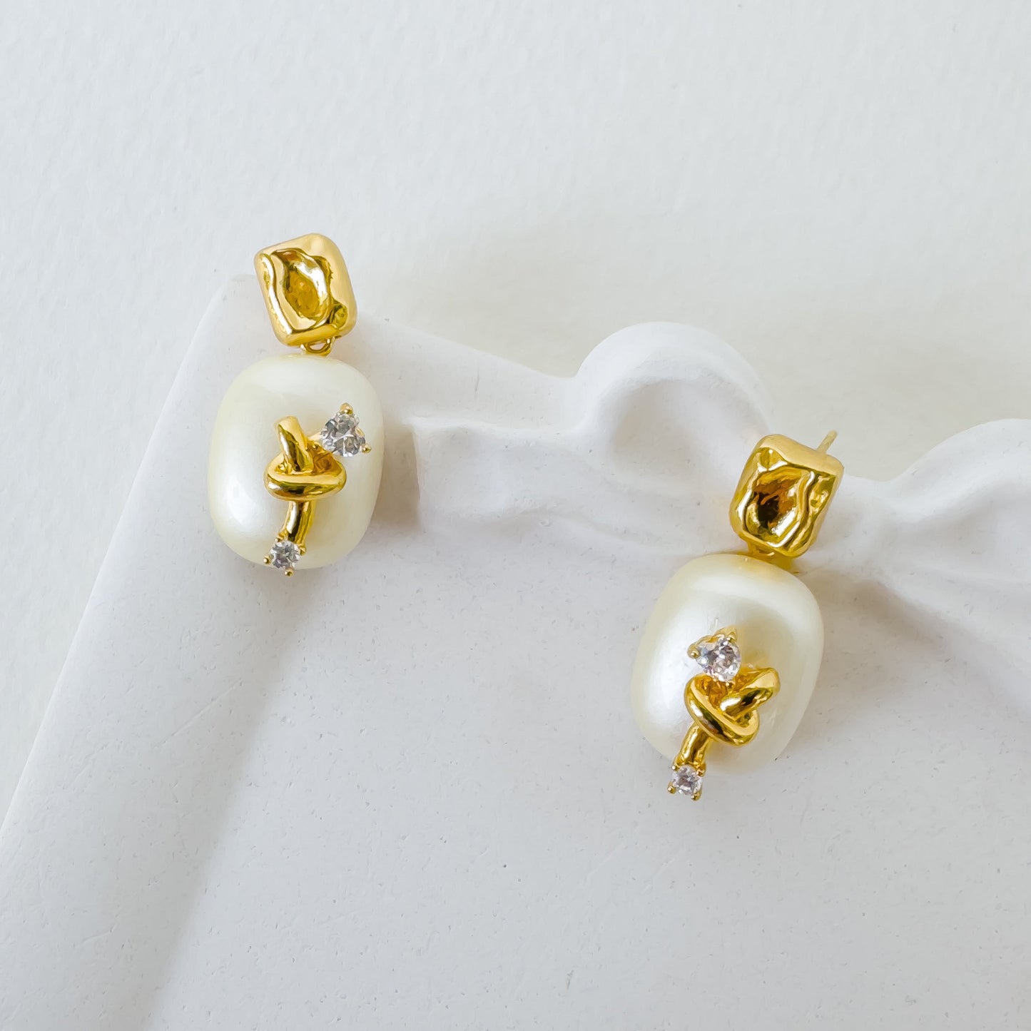 COILED PEARL EARRING
