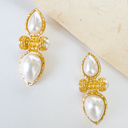 STATEMENT PEARL EARRING