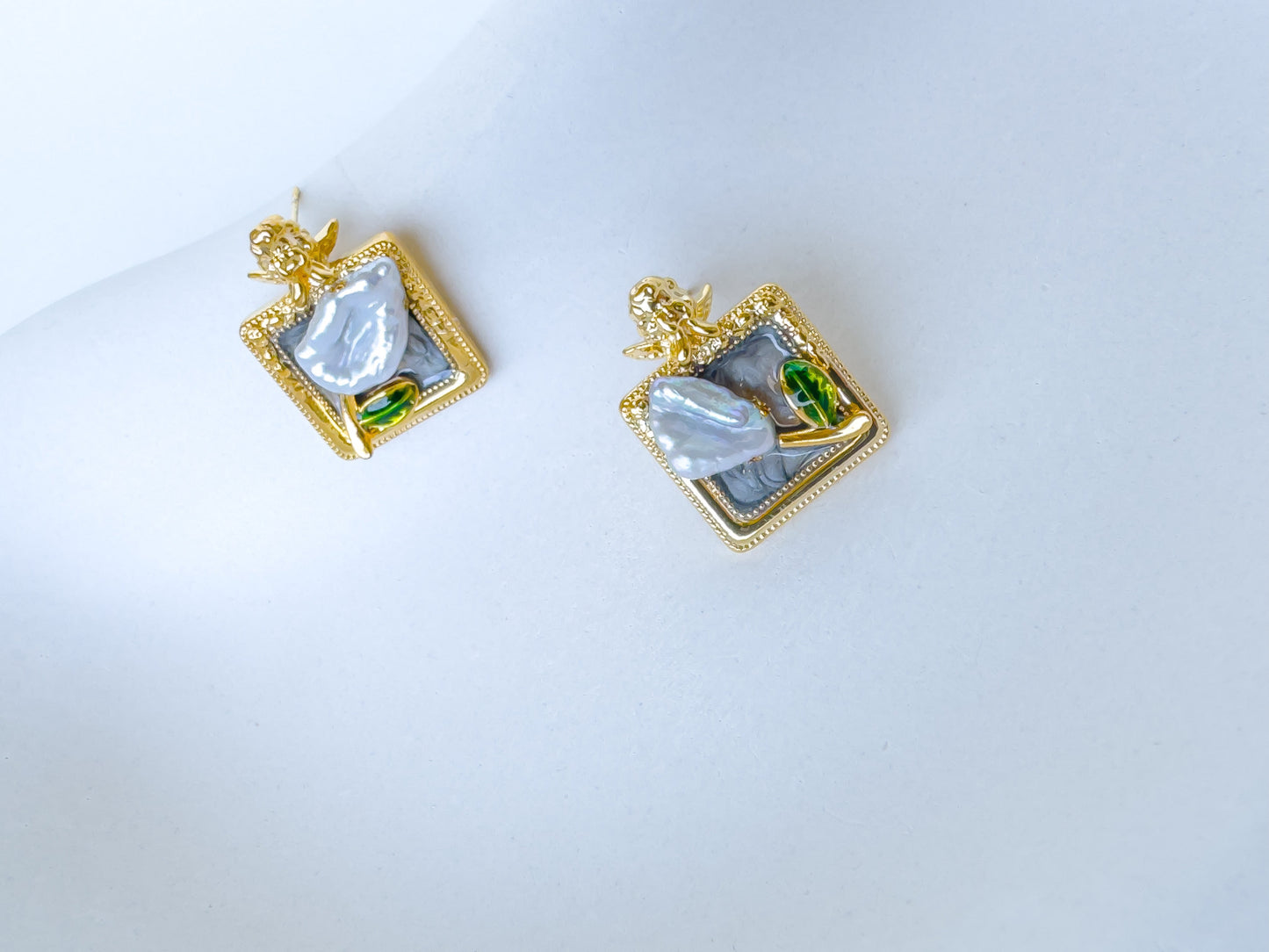 GOLDEN FRAME EARRING