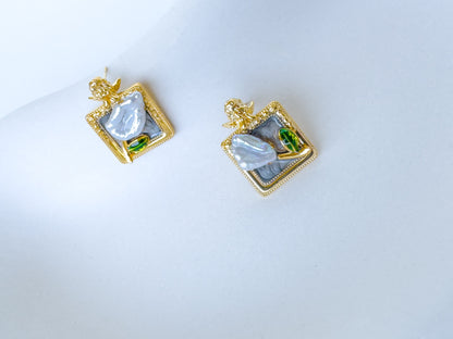 GOLDEN FRAME EARRING