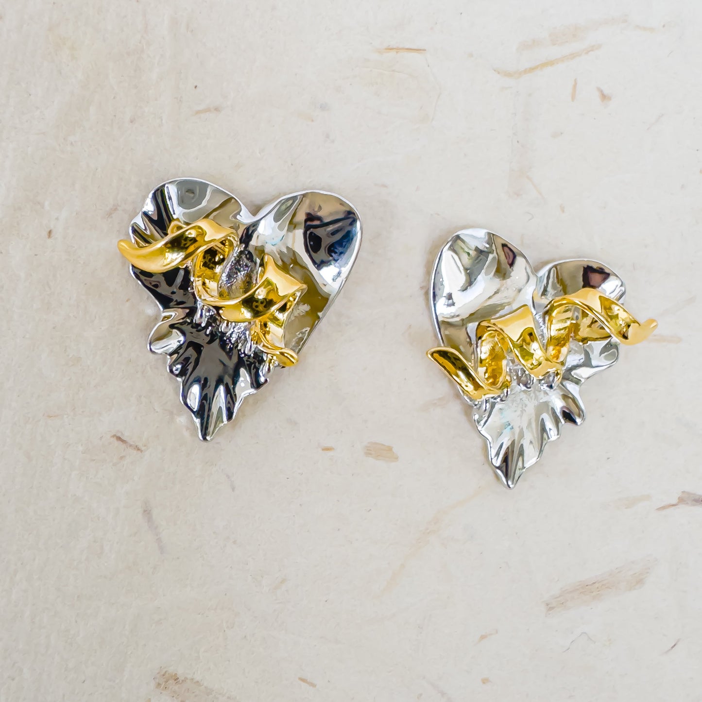 TWISTED RIBBON HEART EARRING