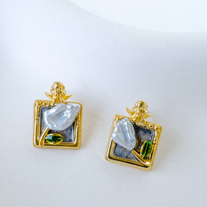 GOLDEN FRAME EARRING
