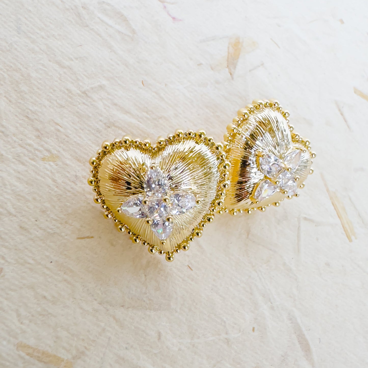 GLOWY HEART EARRING