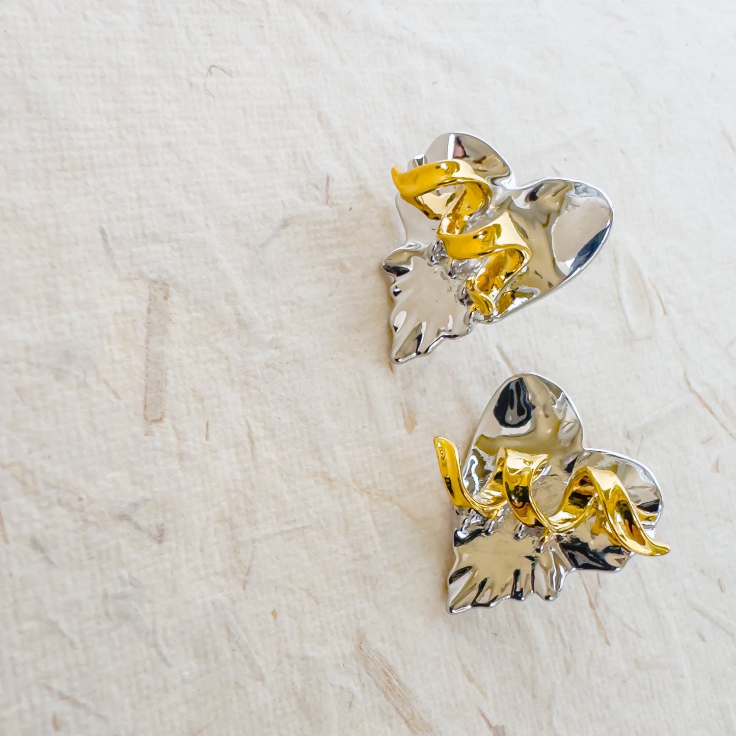 TWISTED RIBBON HEART EARRING