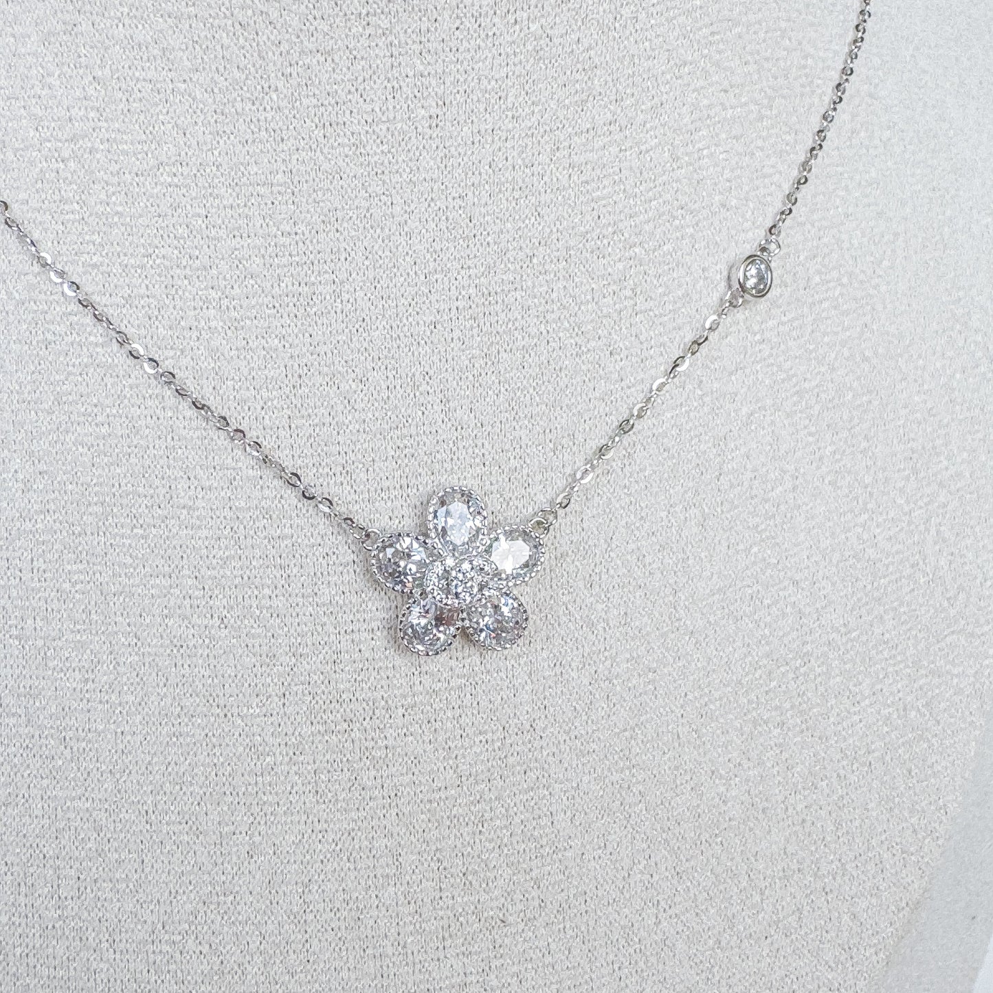 CRYSTAL BLOOM NECKLACE